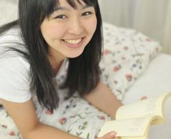 読書をしている女性